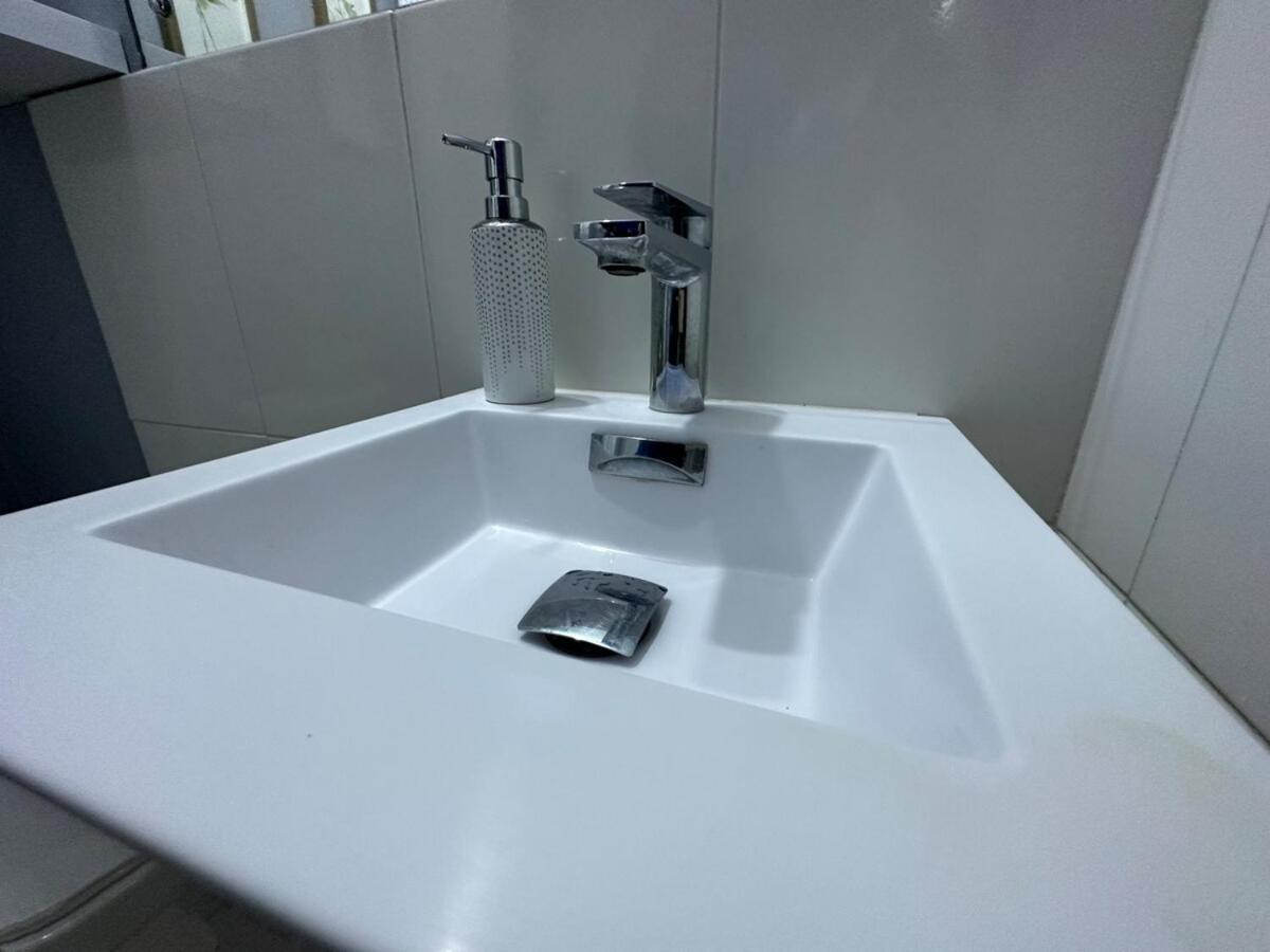 One Bedroom City Apartment Fully Ac With 24Hrs Security Kingston Exterior foto