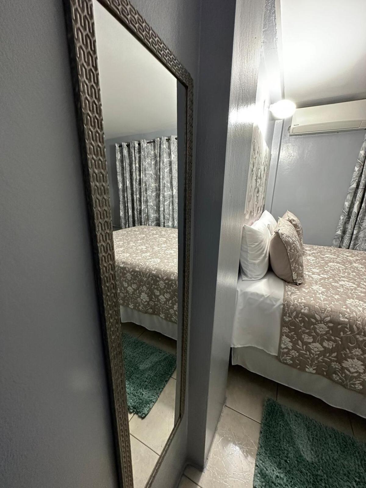 One Bedroom City Apartment Fully Ac With 24Hrs Security Kingston Exterior foto