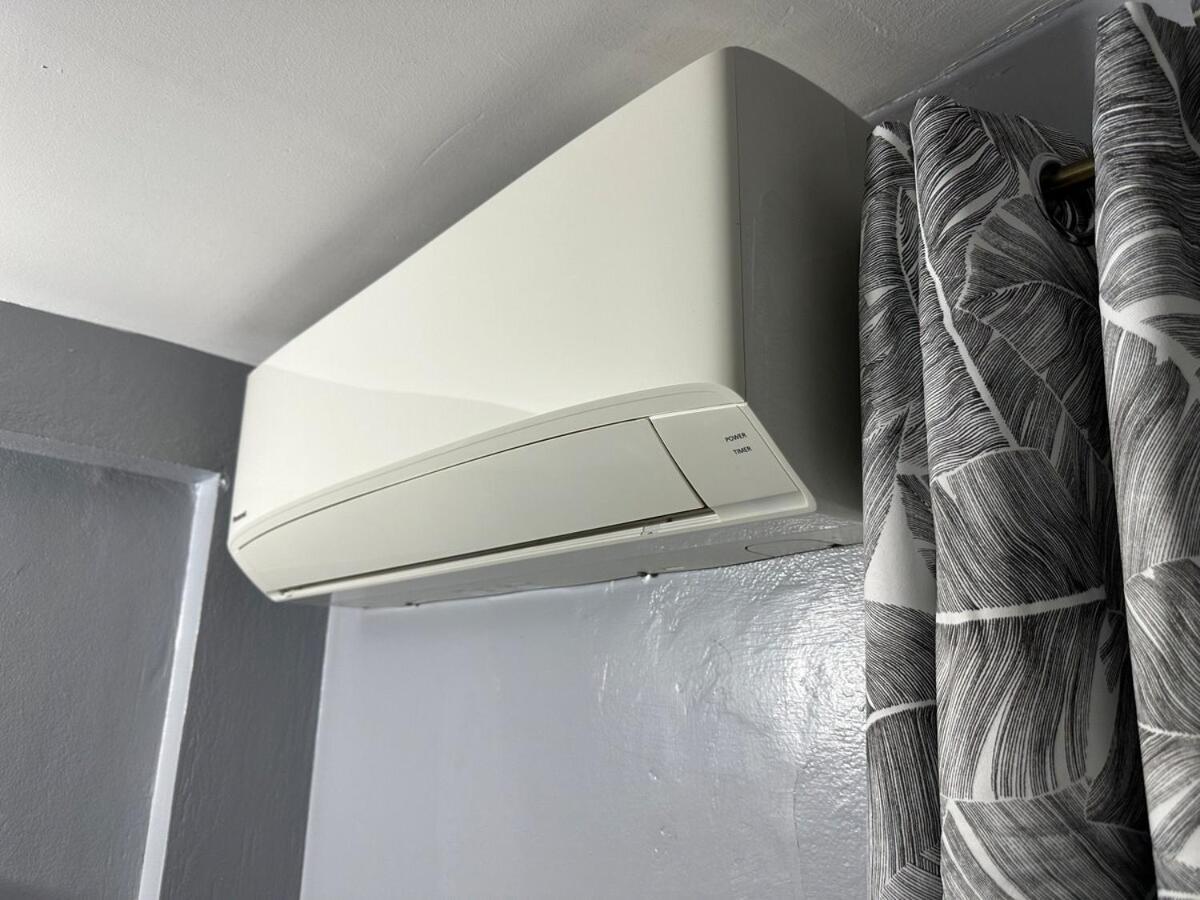 One Bedroom City Apartment Fully Ac With 24Hrs Security Kingston Exterior foto