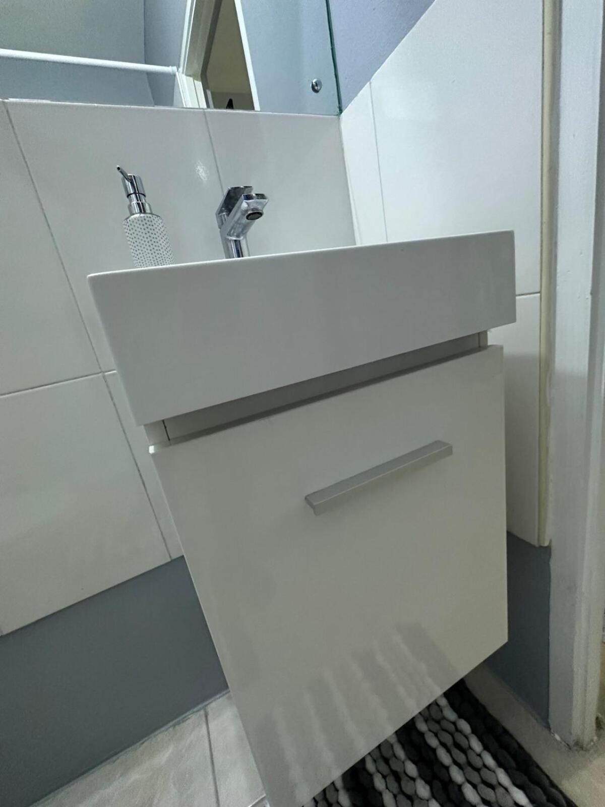 One Bedroom City Apartment Fully Ac With 24Hrs Security Kingston Exterior foto