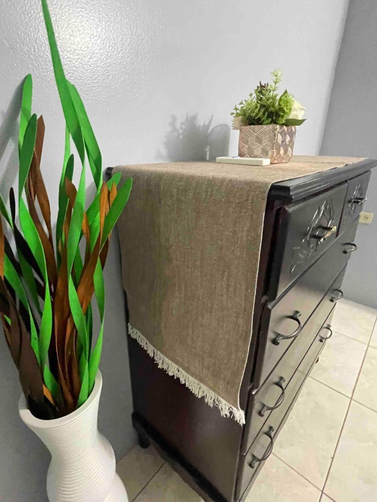 One Bedroom City Apartment Fully Ac With 24Hrs Security Kingston Exterior foto