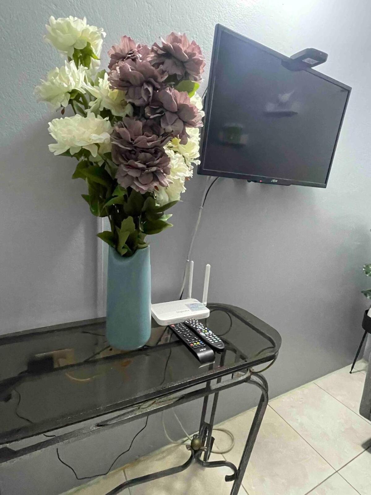 One Bedroom City Apartment Fully Ac With 24Hrs Security Kingston Exterior foto